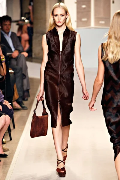 Look 15